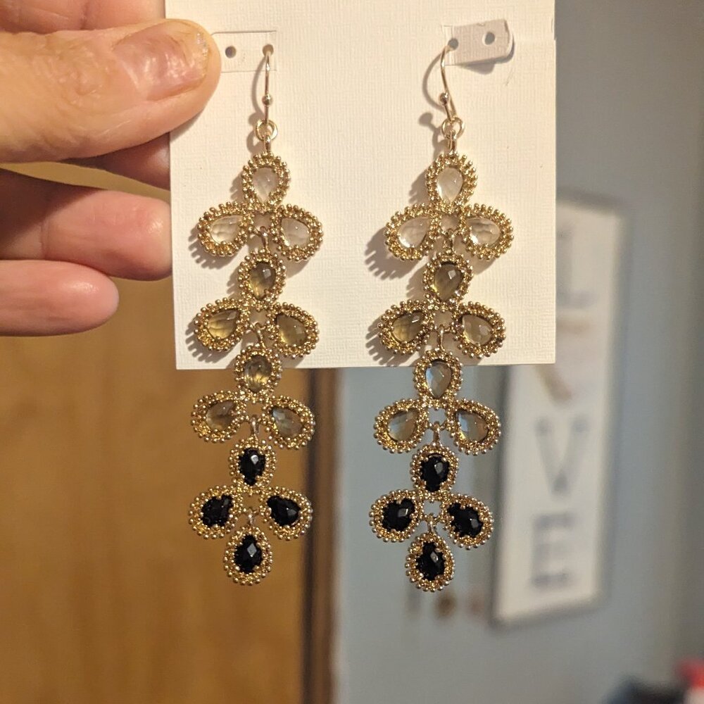 EUC Vintage Nelsie earrings in gold